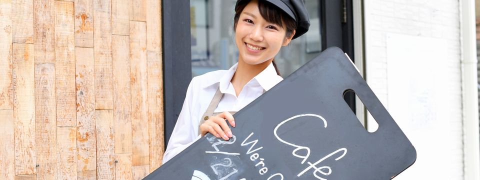 補助金を活用した地域集客を考えているカフェオーナーのイメージ