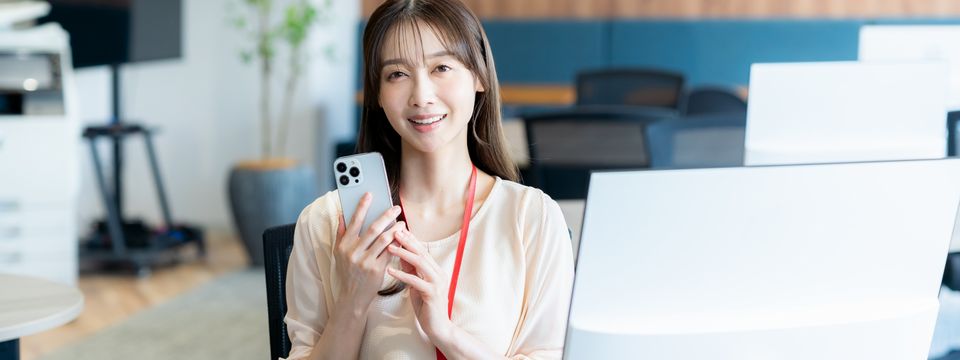 補助金を活用したホームページ制作のご案内をする女性の画像。