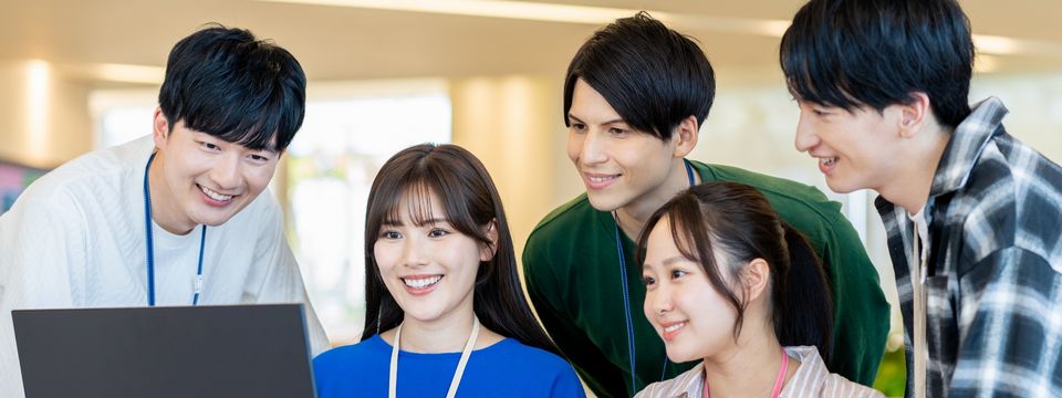 補助金に採択されて笑顔になったお客様のイメージ