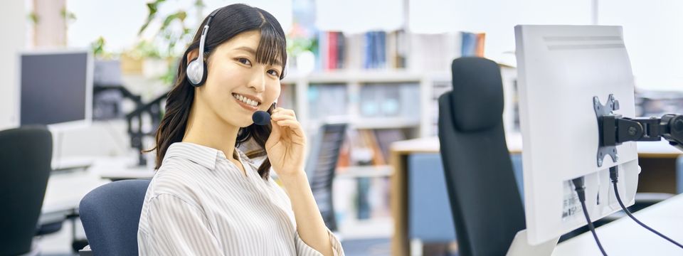 補助金の電話相談を受けるオペレーターのイメージ