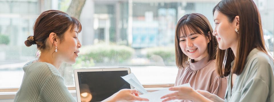 補助金の申請書類を確認するコンサルタントのイメージ