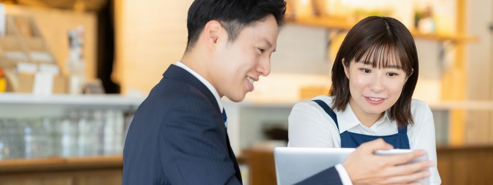 補助金について説明を受ける飲食店オーナーのイメージ