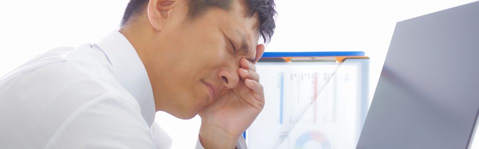 補助金採択辞退せざるをえず、頭を抱える経営者のイメージ