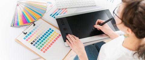 ウェブサイトを制作するデザイナーのイメージ