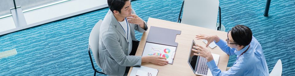 行政書士に相談するビジネスマンのイメージ