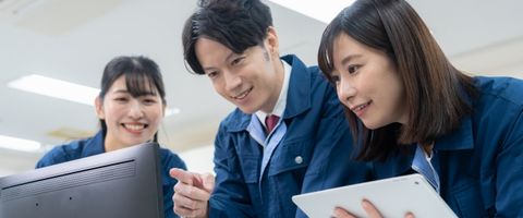 補助金に採択されて喜ぶビジネスマンのイメージ。