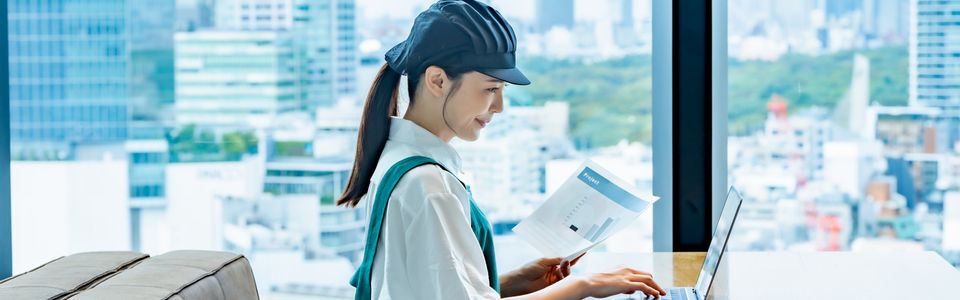 補助金計画書をチェックする経営者のイメージ