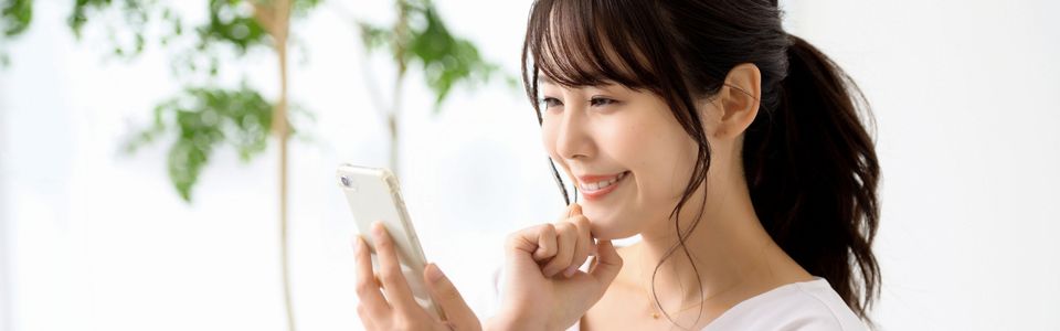 補助金のFAQを確認する女性のイメージ