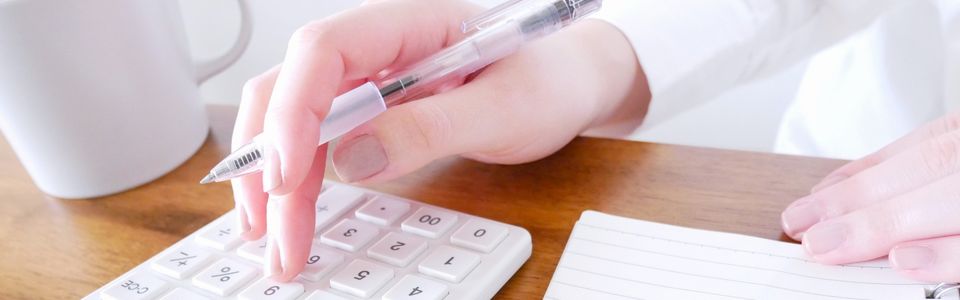 補助金の報酬を確認するビジネスマンのイメージ