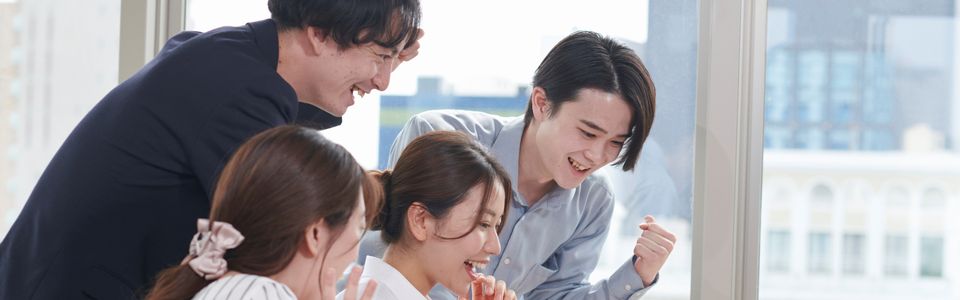 補助金に採択されて喜ぶ従業員のイメージ