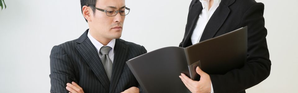 補助金を比較して、メリット・デメリットを確認するビジネスマンのイメージ