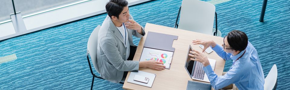 補助金について打ち合わせをする代表のイメージ